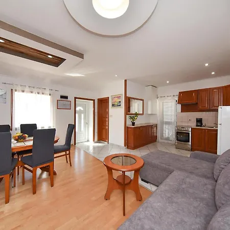 2 Bedroom Beautiful In Apartment *